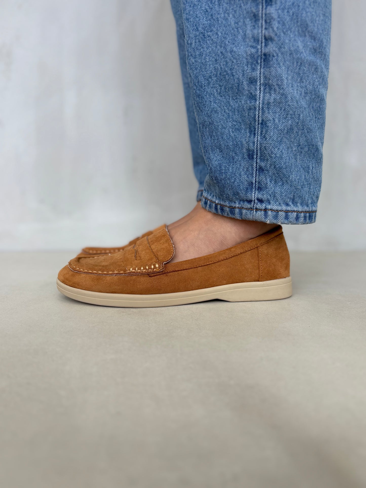 14451 – Mocasines Camel de Gamuza con Suela Beige