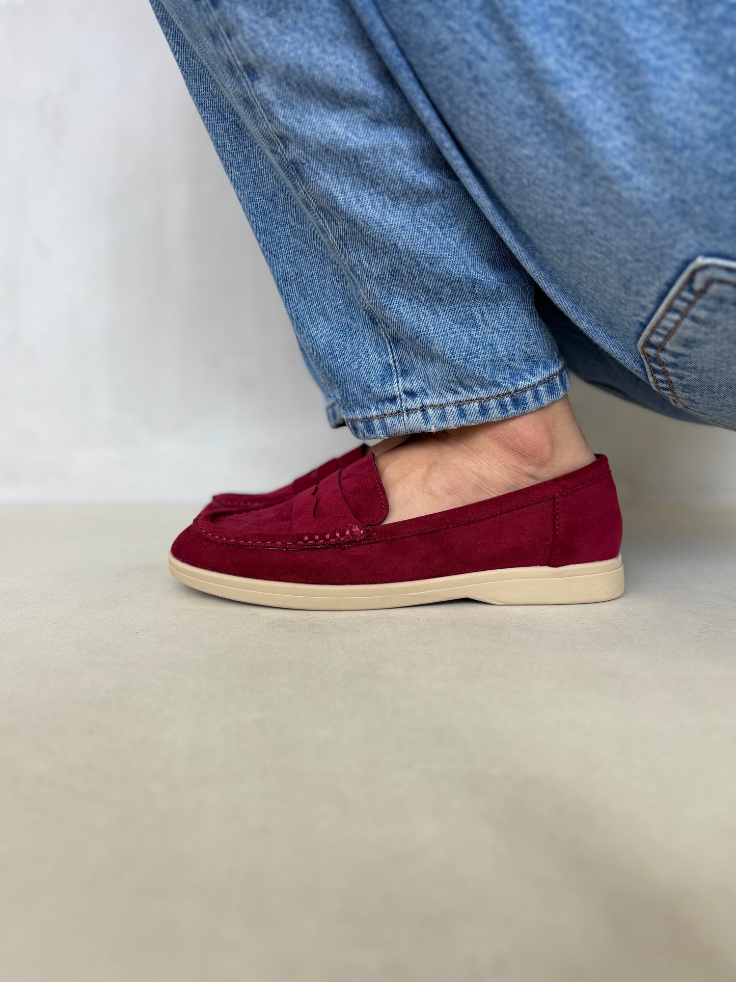 14452 – Mocasines Burdeos de Gamuza con Suela Beige