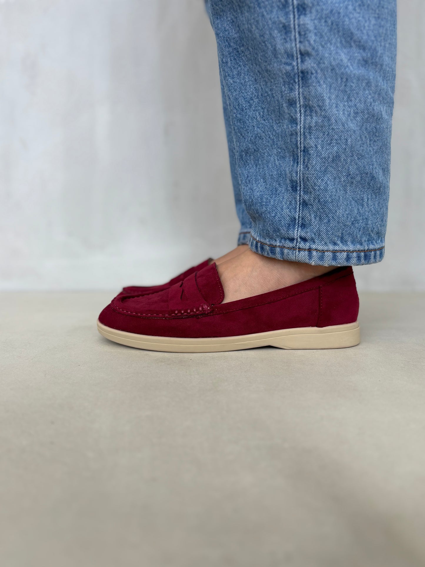 14452 – Mocasines Burdeos de Gamuza con Suela Beige