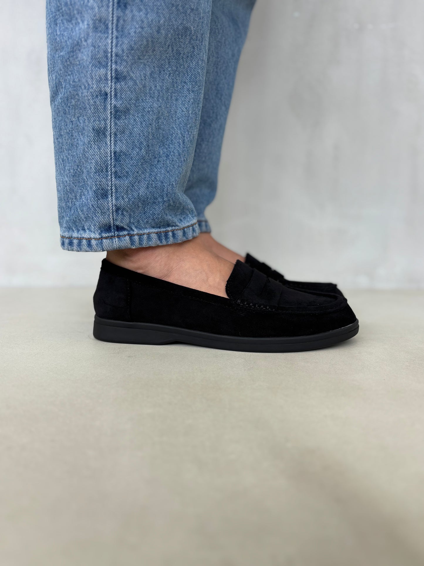 14450 – Mocasines Negros de Gamuza con Suela del Mismo Tono