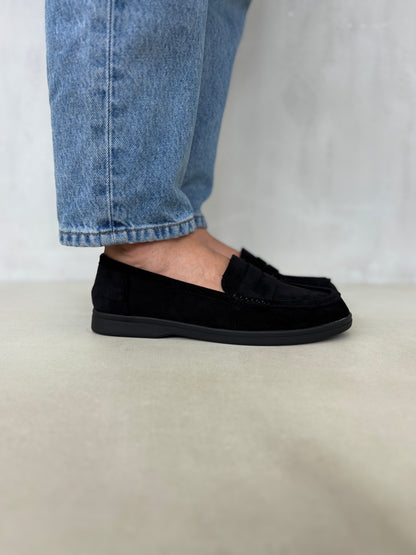 14450 – Mocasines Negros de Gamuza con Suela del Mismo Tono