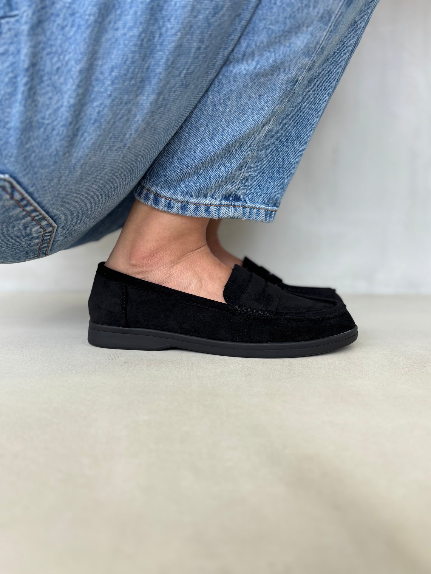 14450 – Mocasines Negros de Gamuza con Suela del Mismo Tono