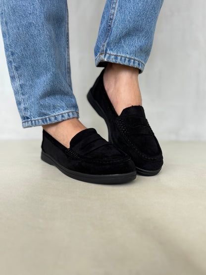 14450 – Mocasines Negros de Gamuza con Suela del Mismo Tono