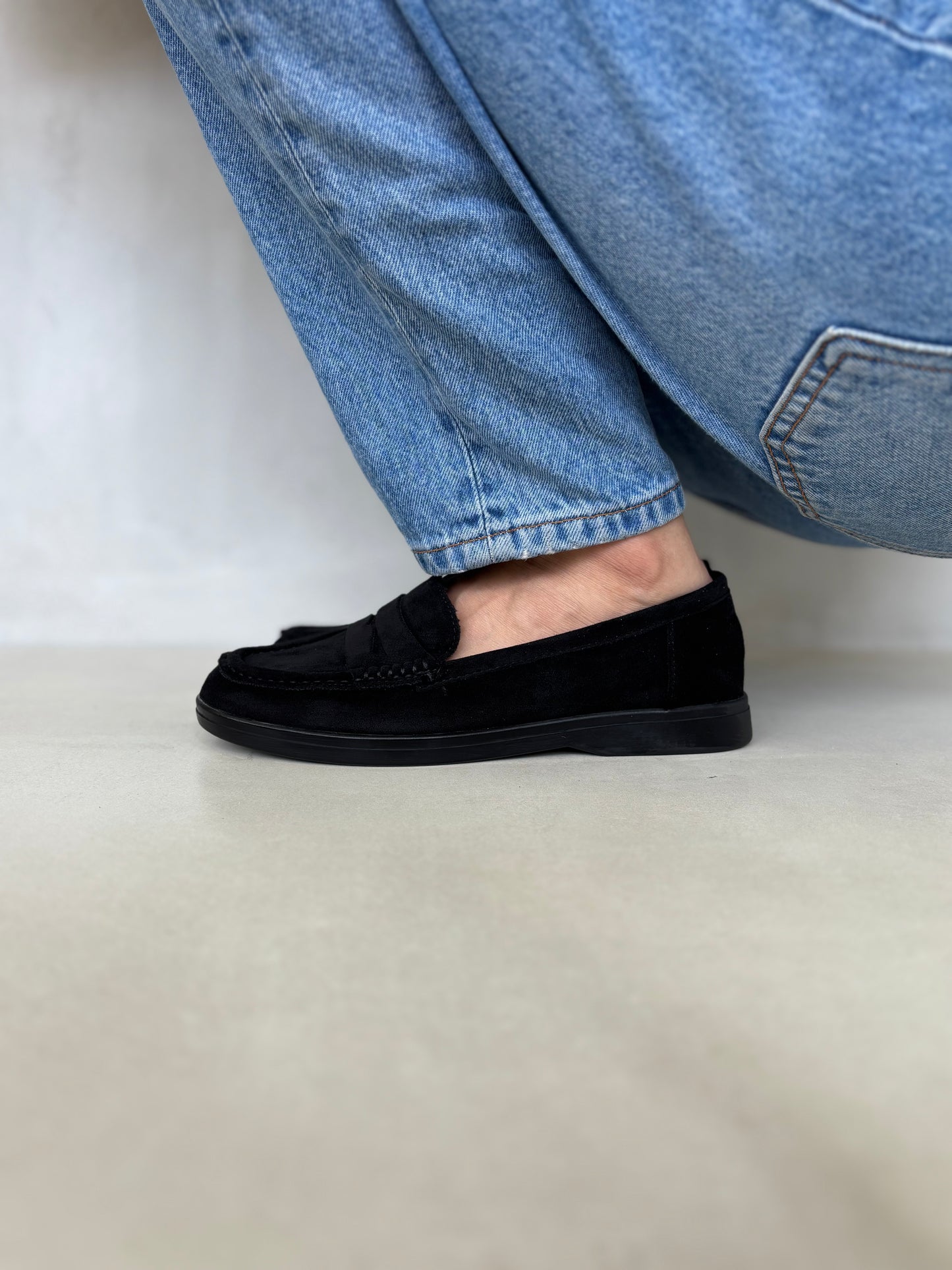 14450 – Mocasines Negros de Gamuza con Suela del Mismo Tono