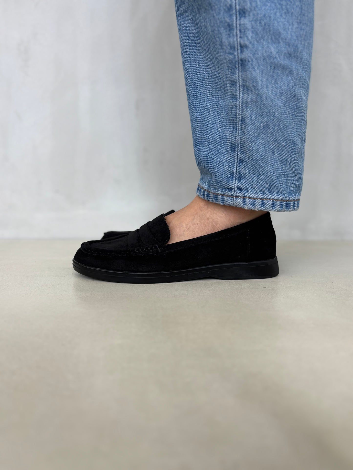 14450 – Mocasines Negros de Gamuza con Suela del Mismo Tono