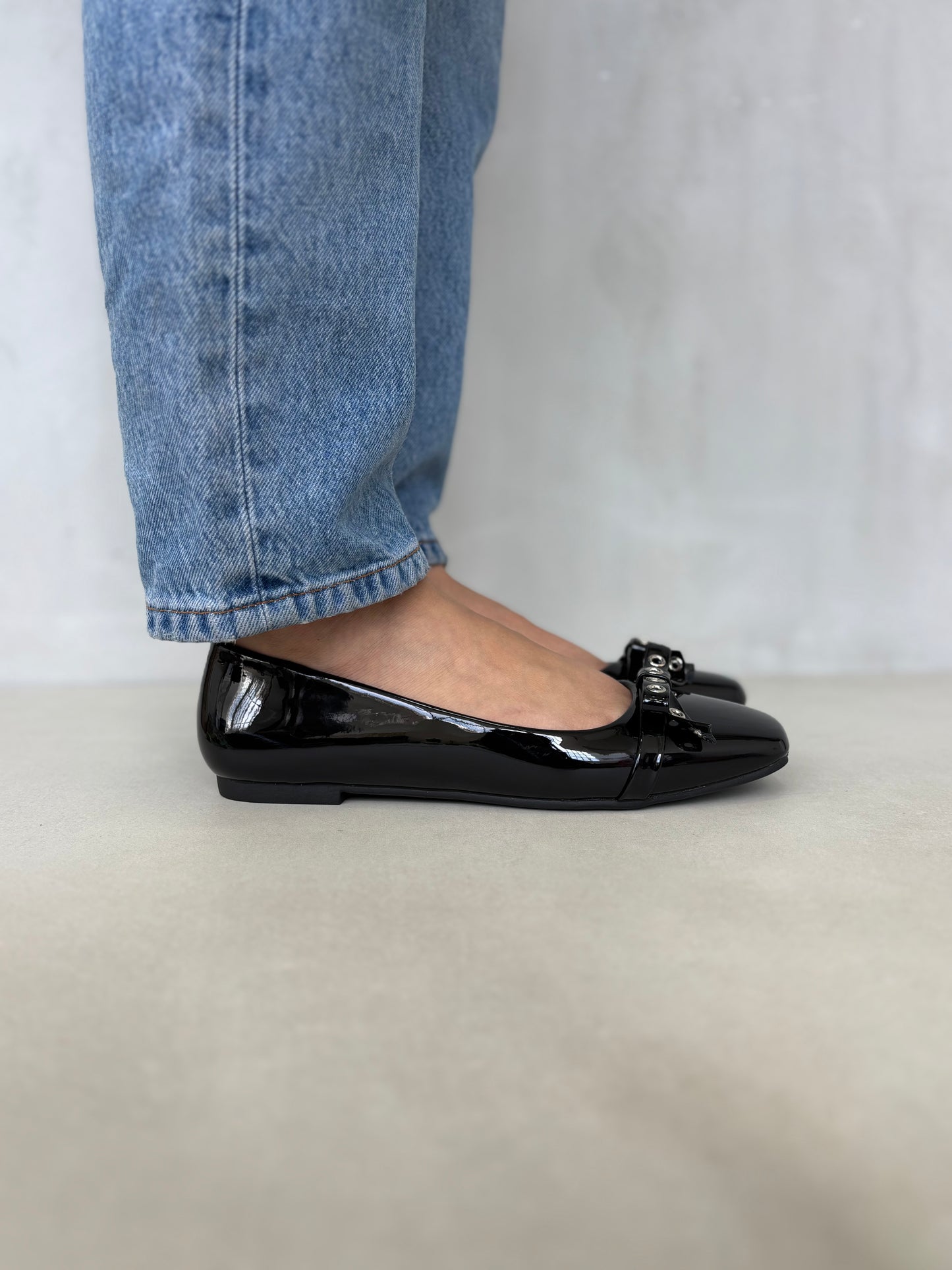 14457 – Bailarinas Negras de Charol con Lazo Frontal