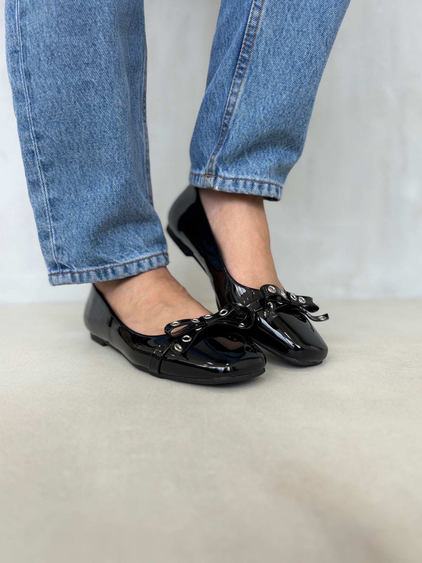 14457 – Bailarinas Negras de Charol con Lazo Frontal