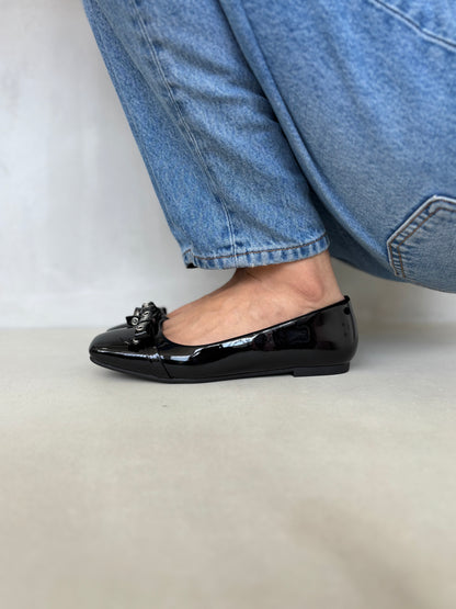 14457 – Bailarinas Negras de Charol con Lazo Frontal