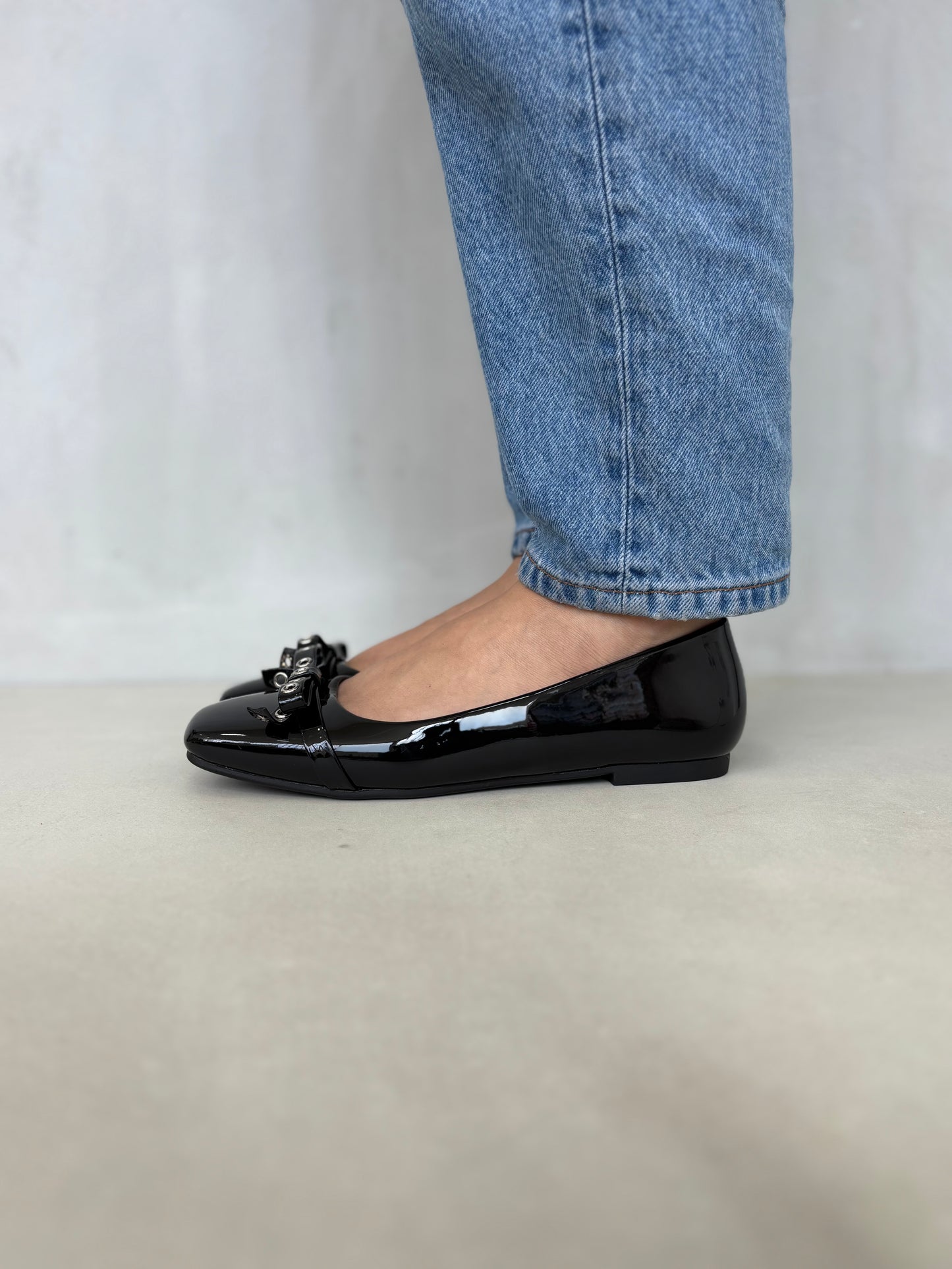 14457 – Bailarinas Negras de Charol con Lazo Frontal