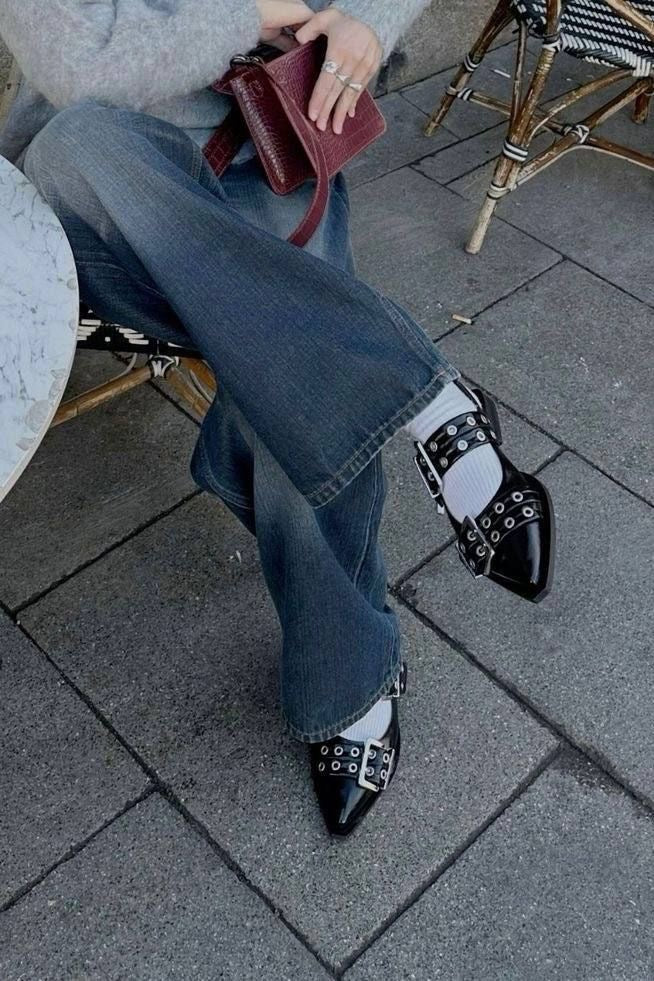 14093 - Zapatos Slingback en Charol Negro con Hebillas