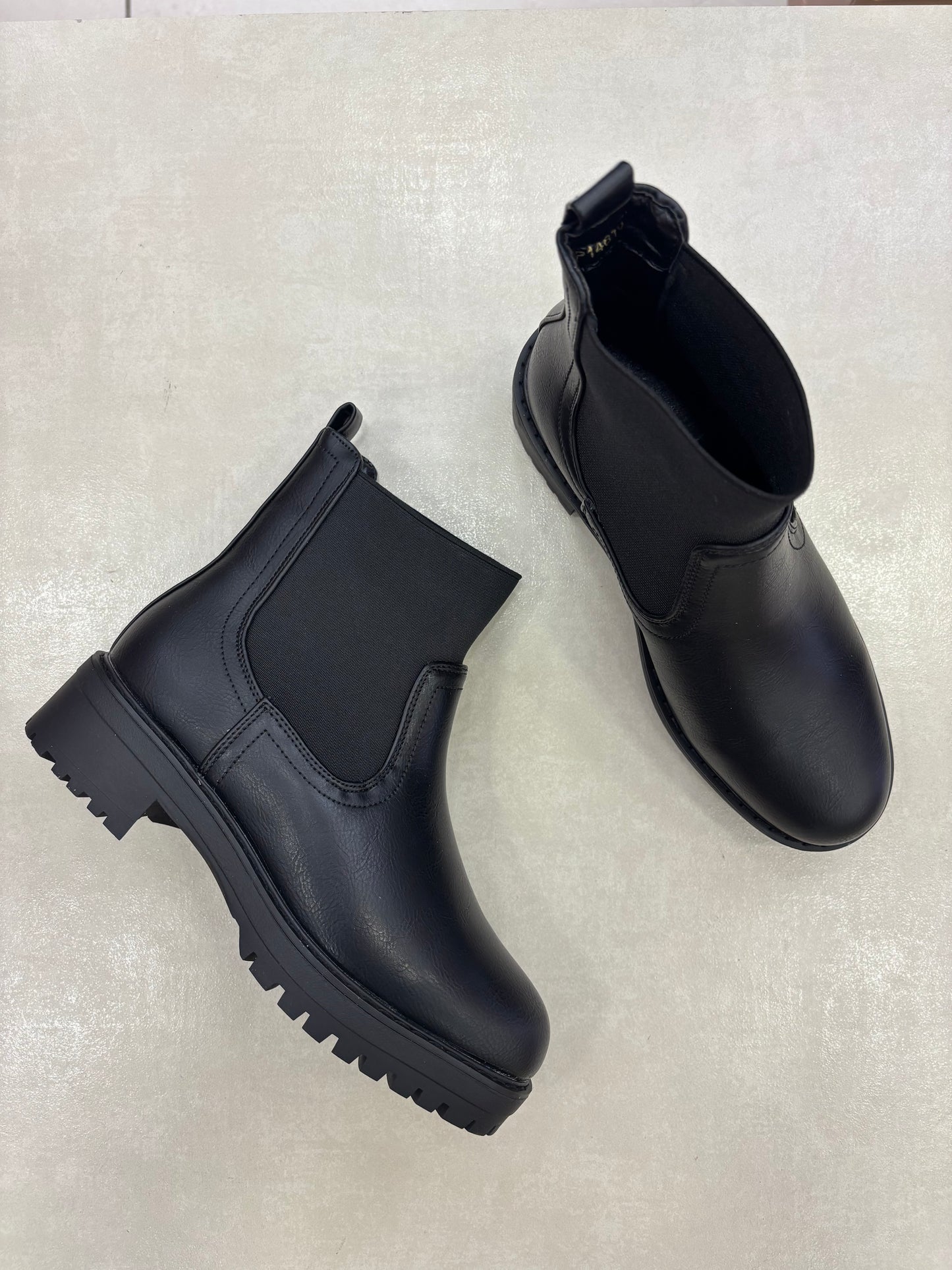 14301 – Botines Negros con Elástico Lateral y Suela Chunky