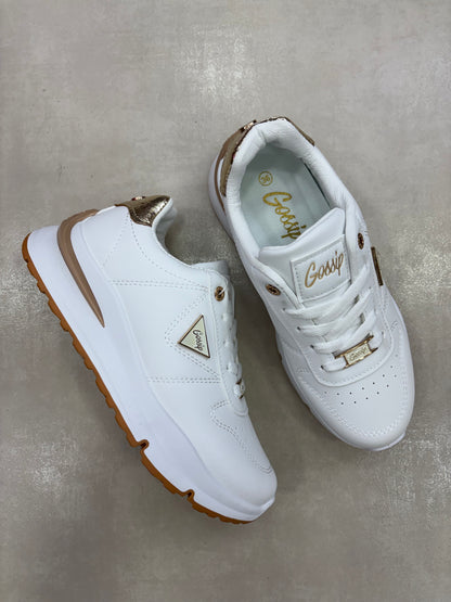 14340 – Zapatillas blancas con detalles dorados para dama