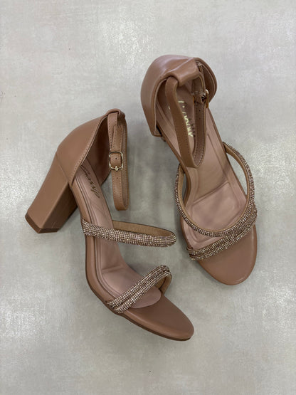 14332 – Sandalias nude con tiras brillantes y tacón cuadrado para dama