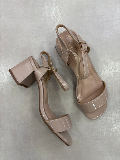 14333 – Sandalias beige charol con tacón cuadrado para dama