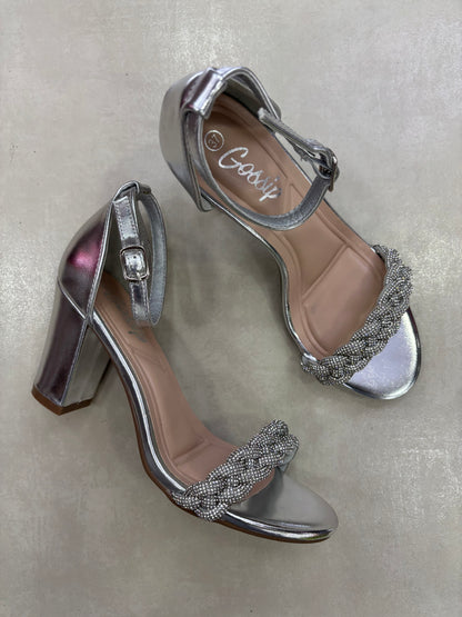 14328 – Sandalias plateadas con tiras trenzadas brillantes y tacón alto para dama