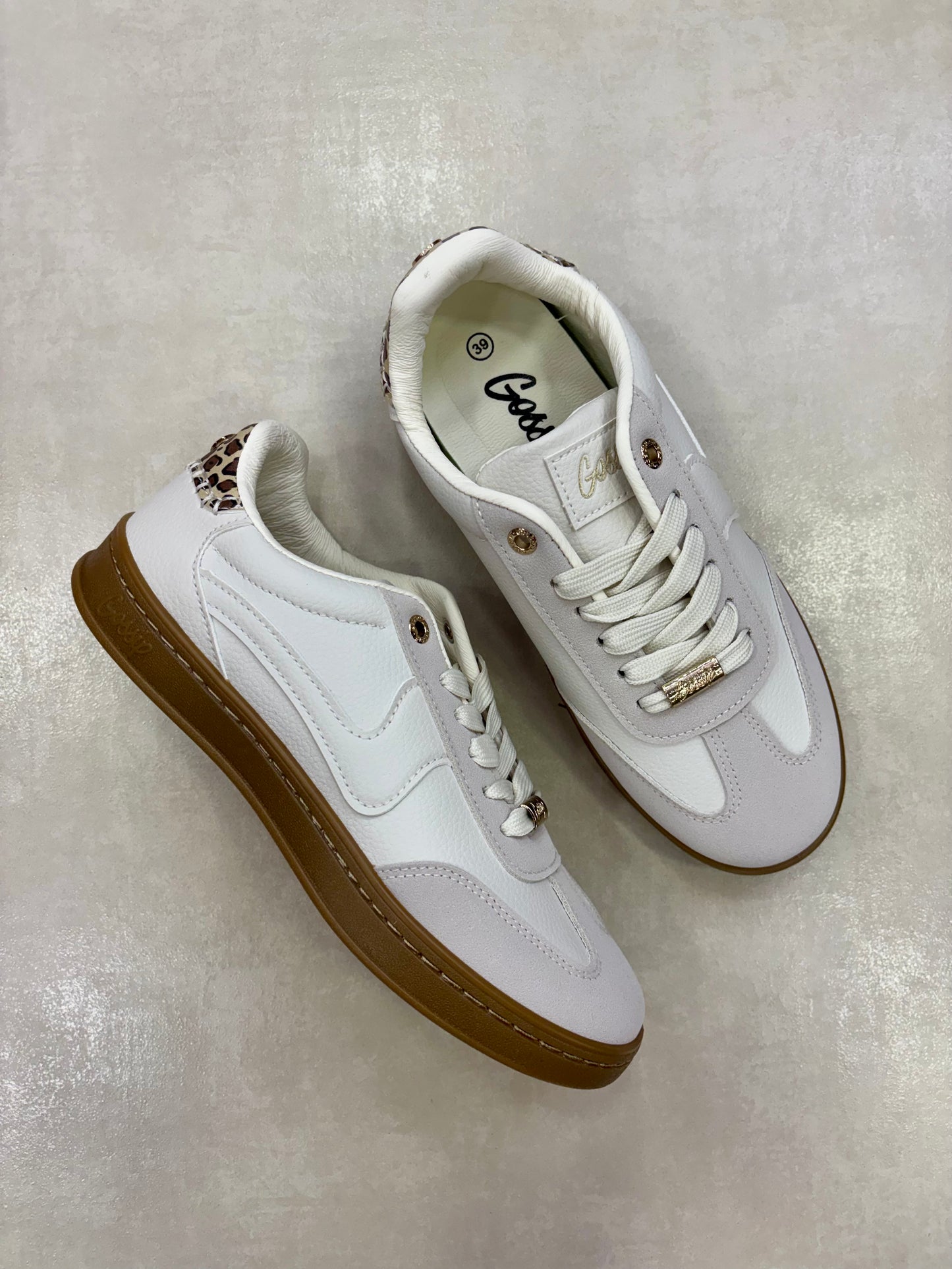 14315 – Zapatillas off white con detalle animal print para dama