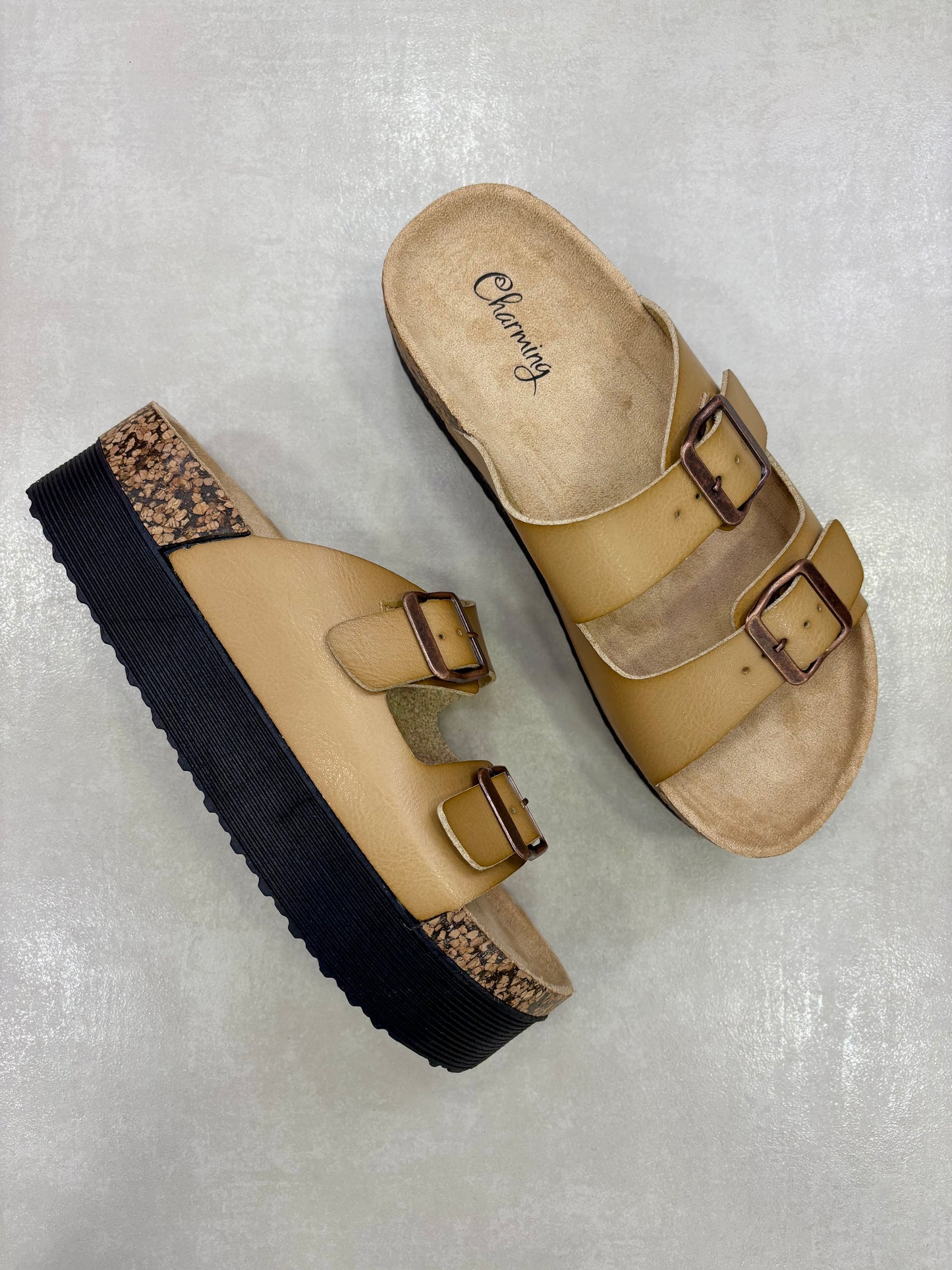 14283 – Sandalias taupe de plataforma con hebillas metálicas para dama