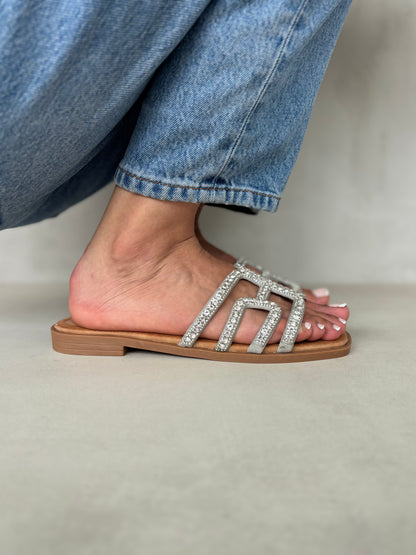 14498 – Sandalias Plateadas con Aplique de Brillos y Suela Plana