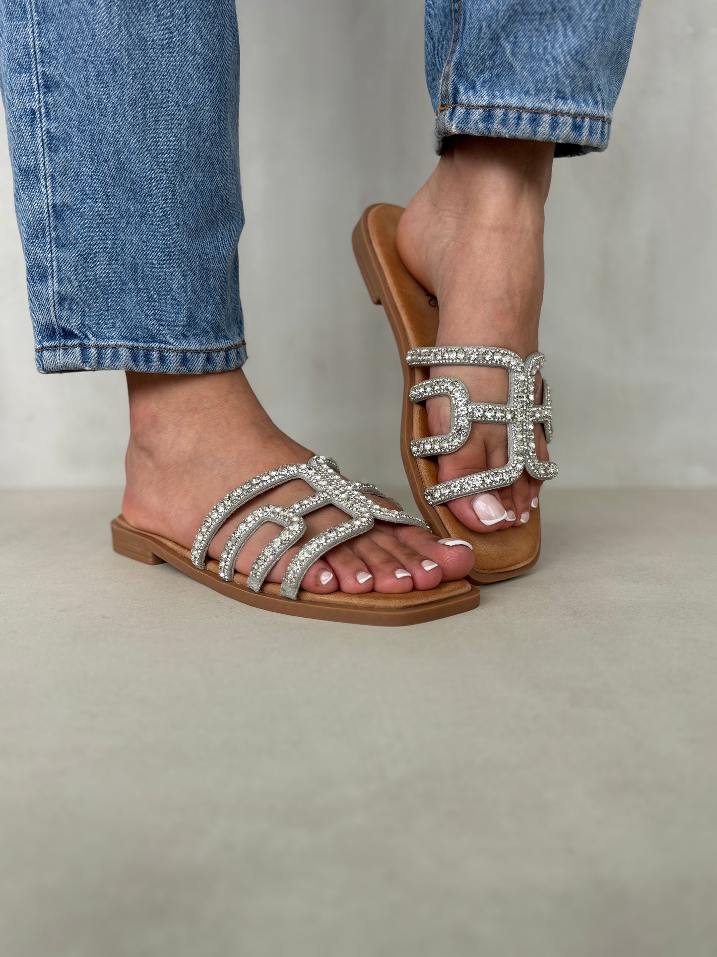 14498 – Sandalias Plateadas con Aplique de Brillos y Suela Plana