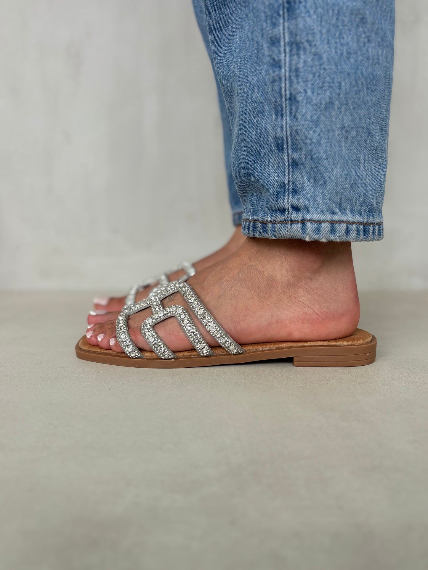 14498 – Sandalias Plateadas con Aplique de Brillos y Suela Plana