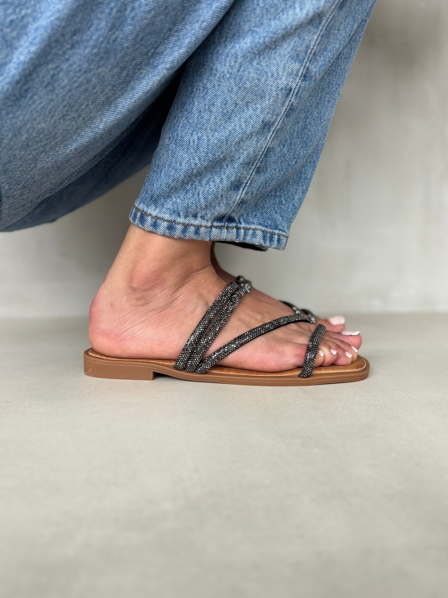 14469 – Sandalias Negras con Tiras Brillantes y Punta Cuadrada