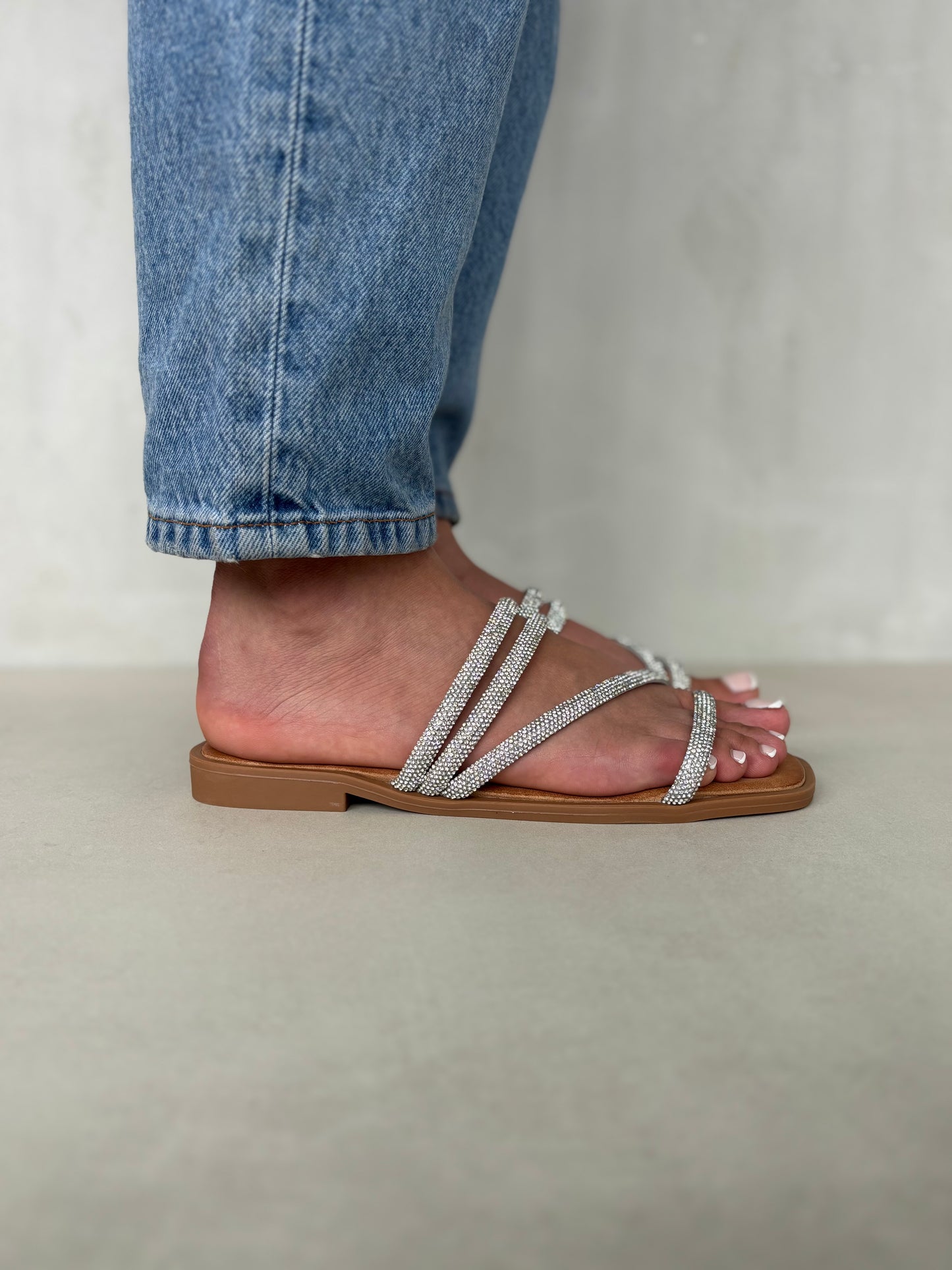 14470 – Sandalias Plateadas con Tiras Brillantes y Punta Cuadrada