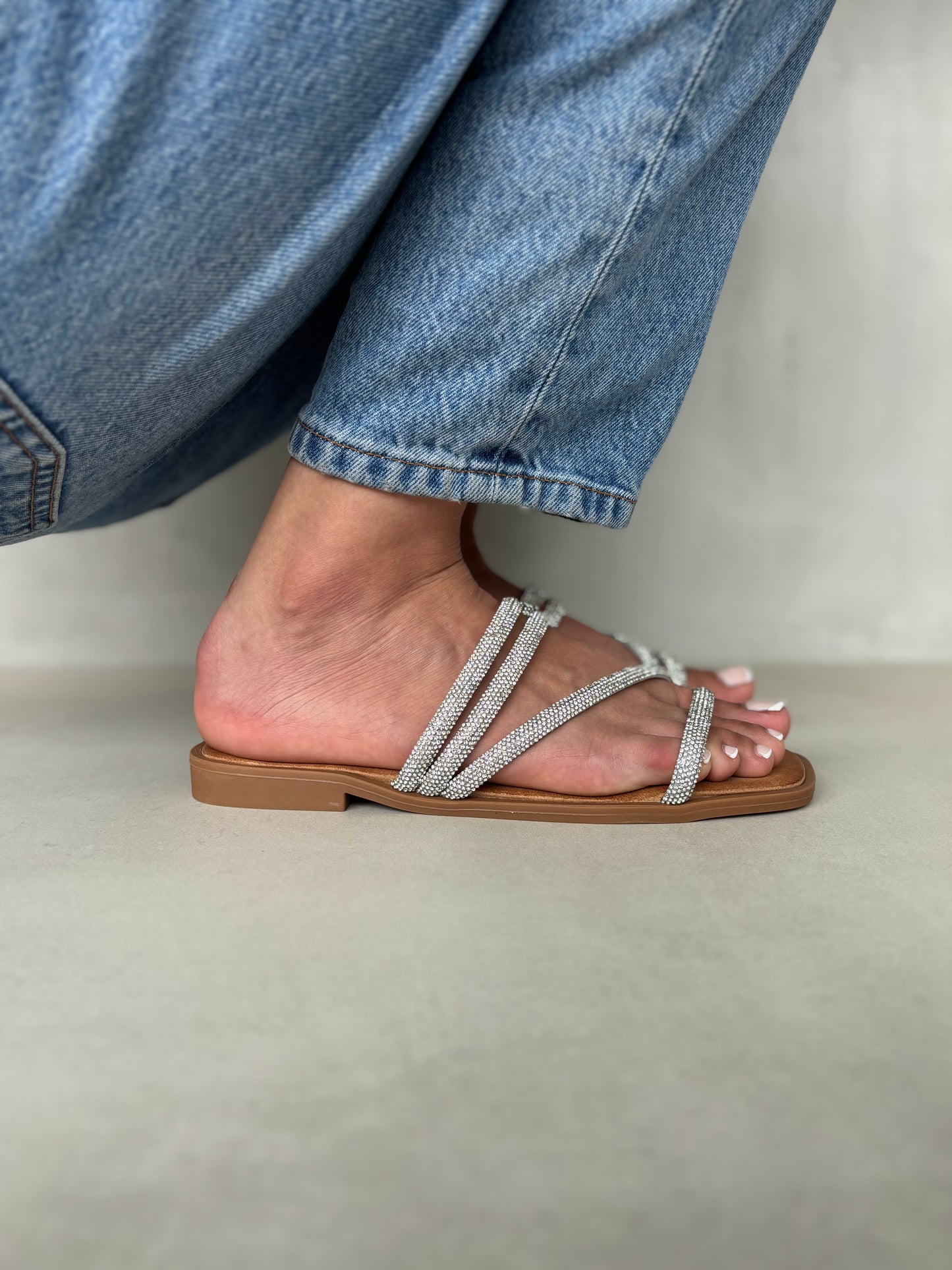 14470 – Sandalias Plateadas con Tiras Brillantes y Punta Cuadrada