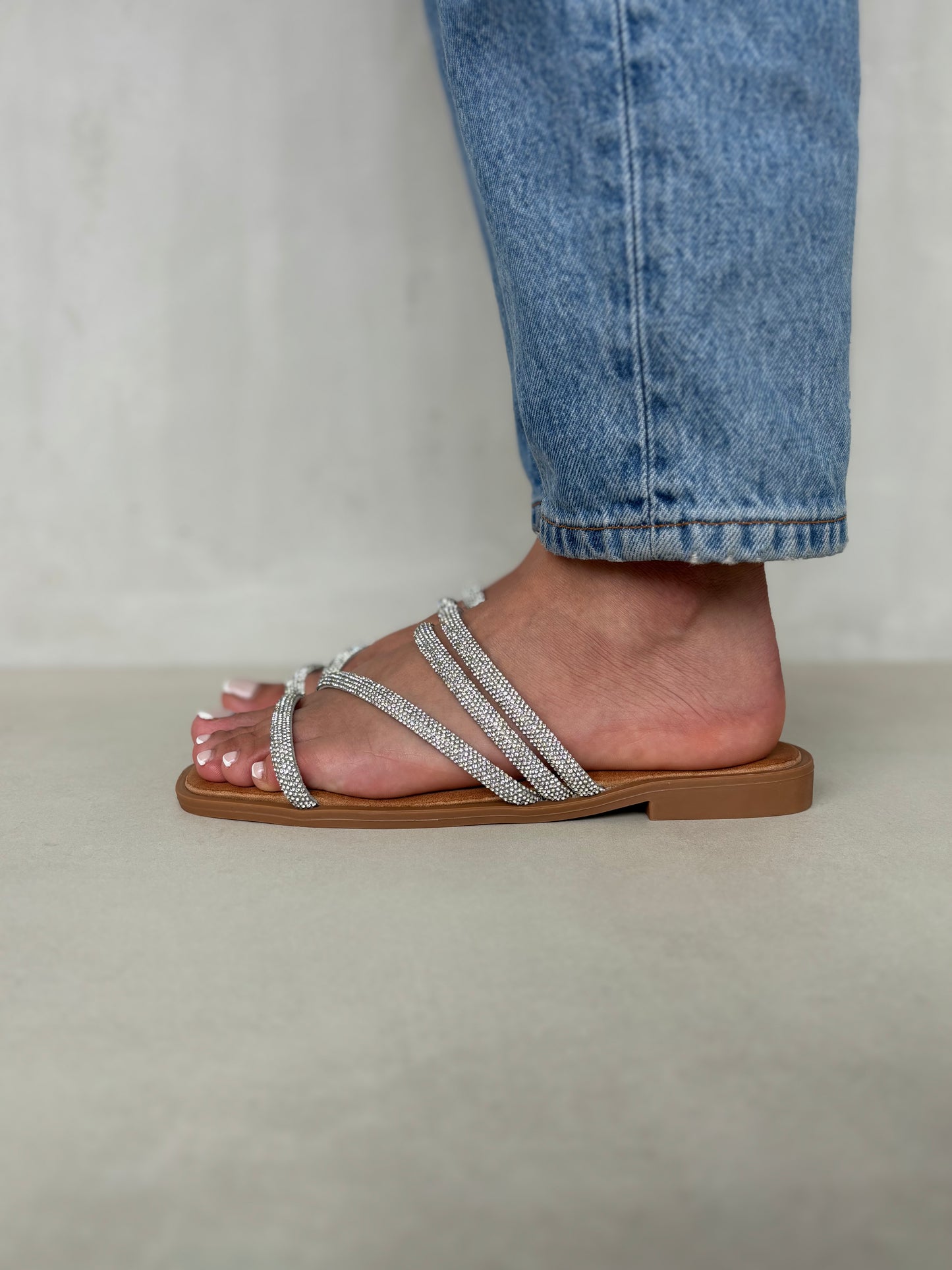 14470 – Sandalias Plateadas con Tiras Brillantes y Punta Cuadrada