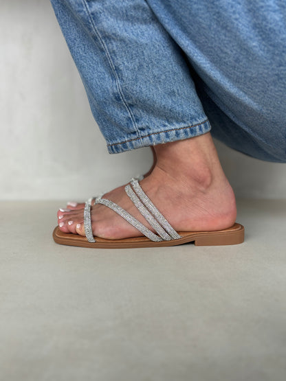 14470 – Sandalias Plateadas con Tiras Brillantes y Punta Cuadrada