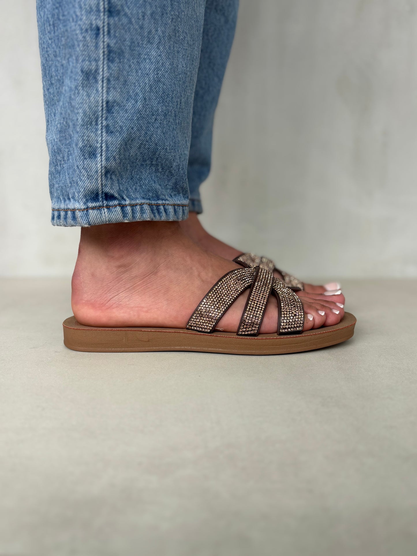 14502 – Sandalias Marrones con Brillo Cruzado