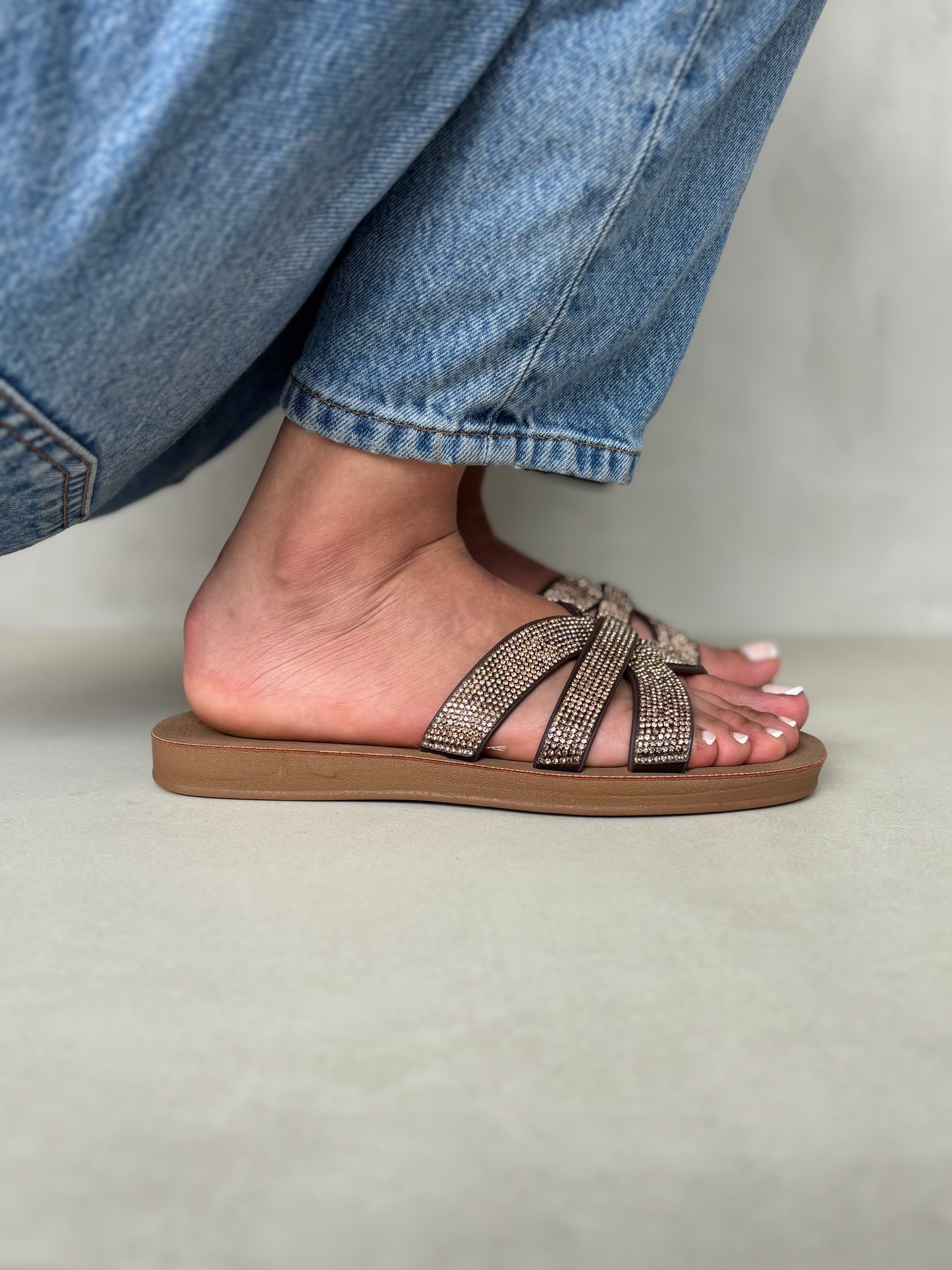 14502 – Sandalias Marrones con Brillo Cruzado