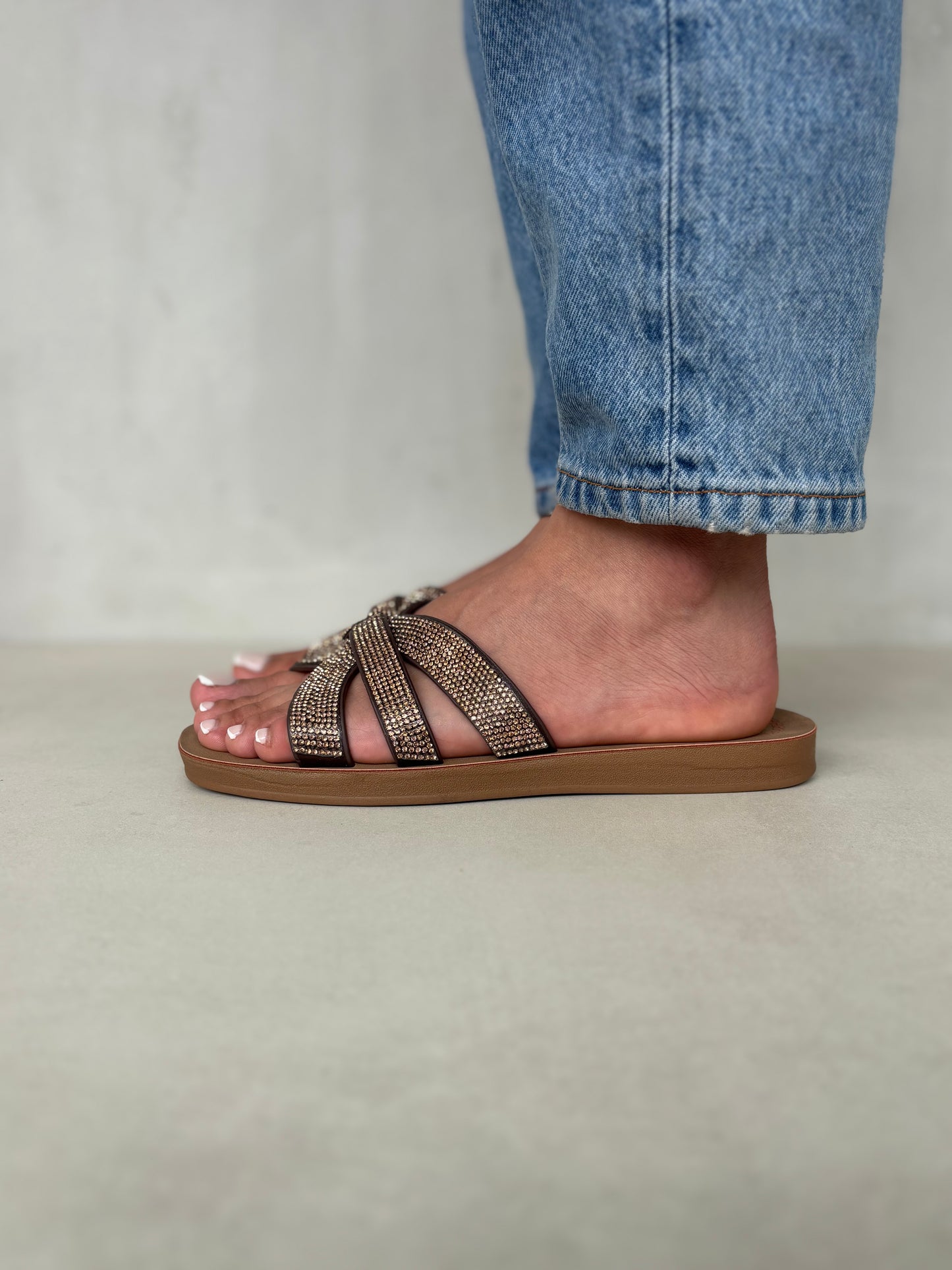 14502 – Sandalias Marrones con Brillo Cruzado