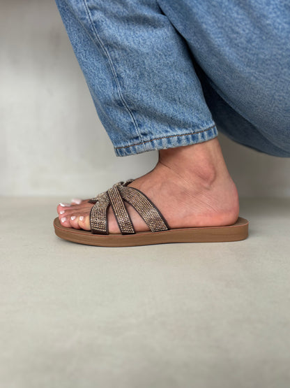 14502 – Sandalias Marrones con Brillo Cruzado