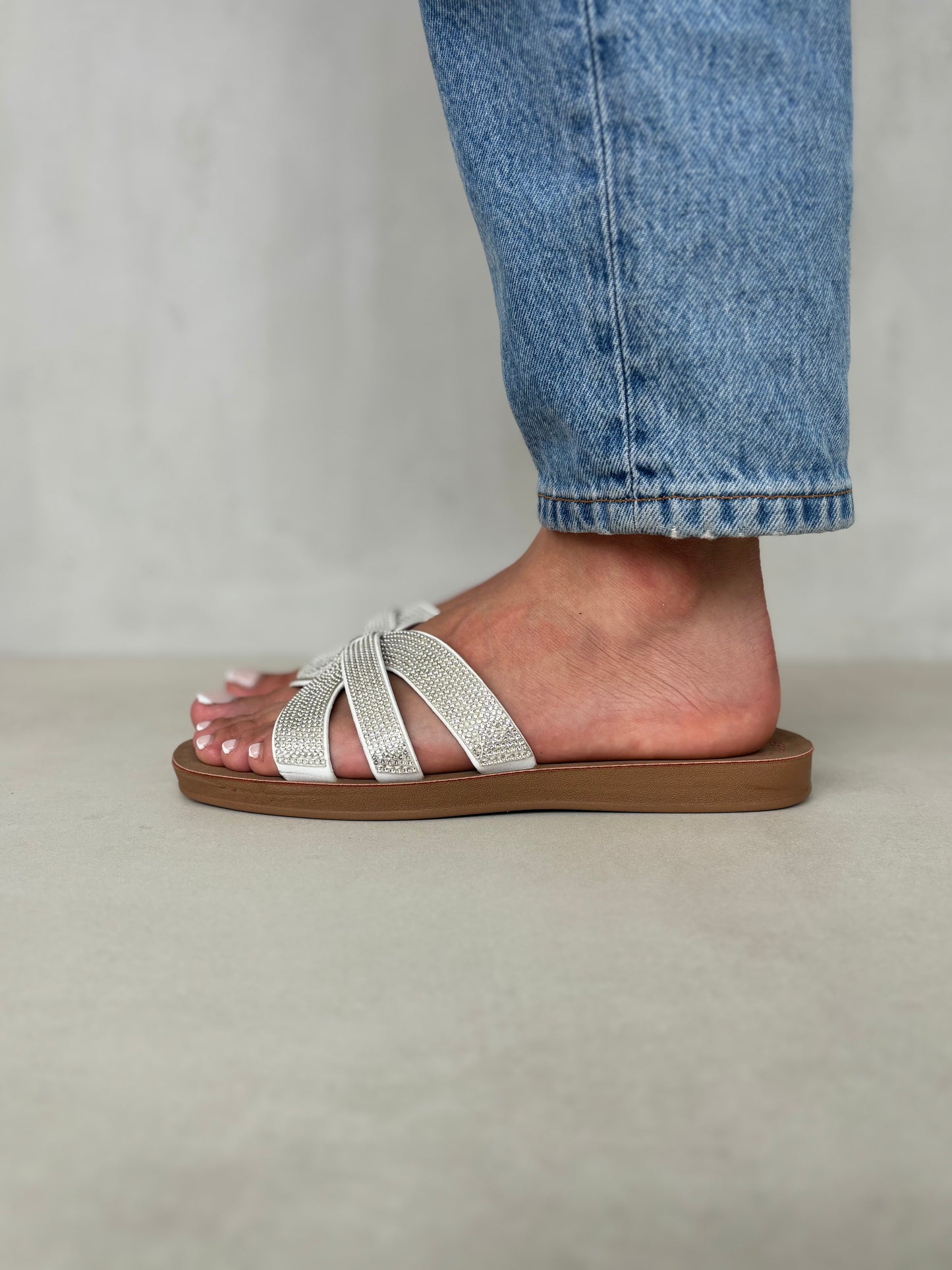 14500 – Sandalias Blancas con Brillo Cruzado