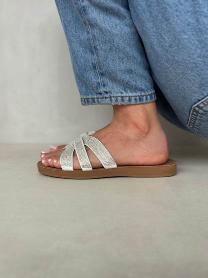 14500 – Sandalias Blancas con Brillo Cruzado