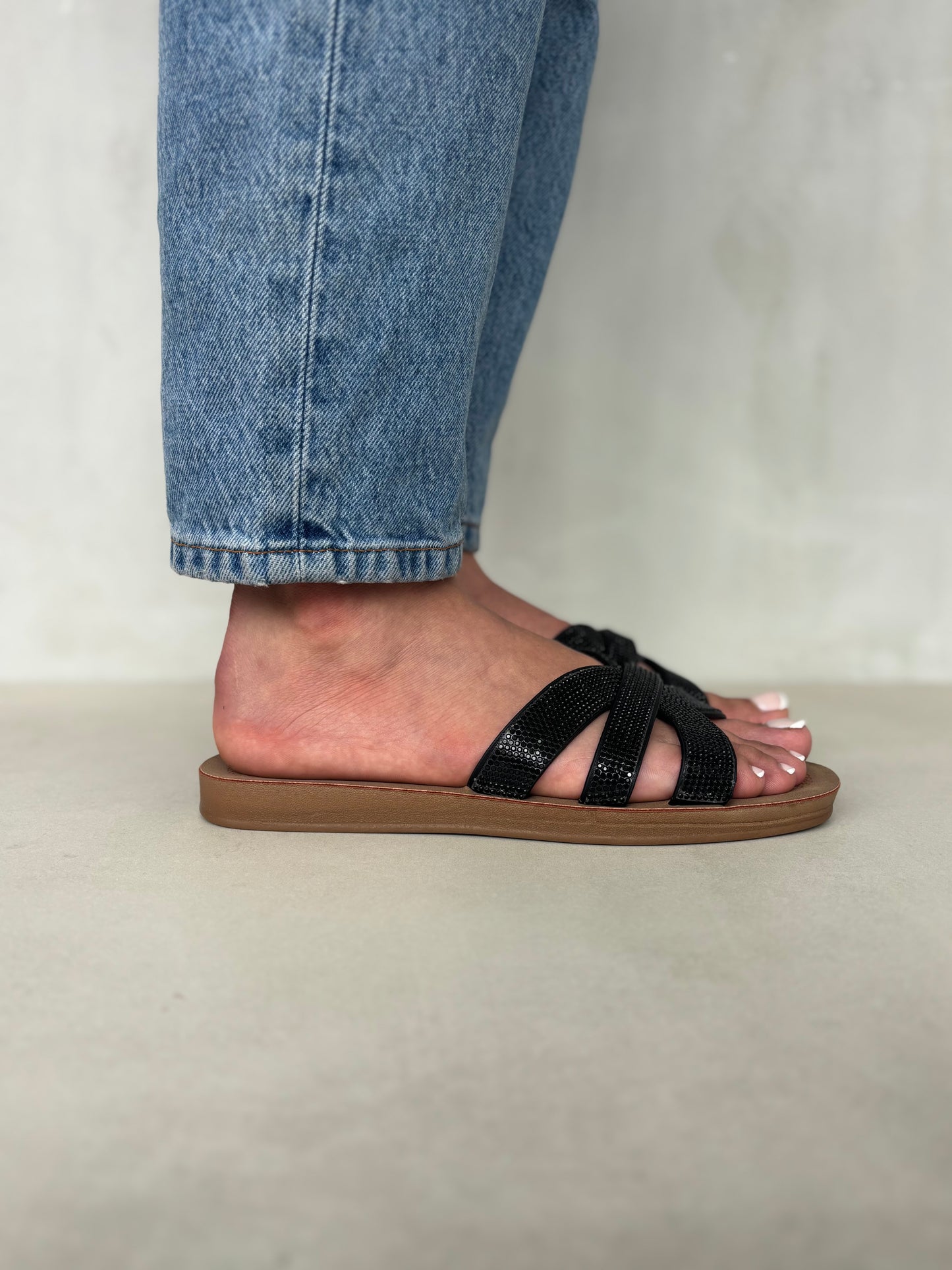 14499 – Sandalias Negras con Brillo Cruzado