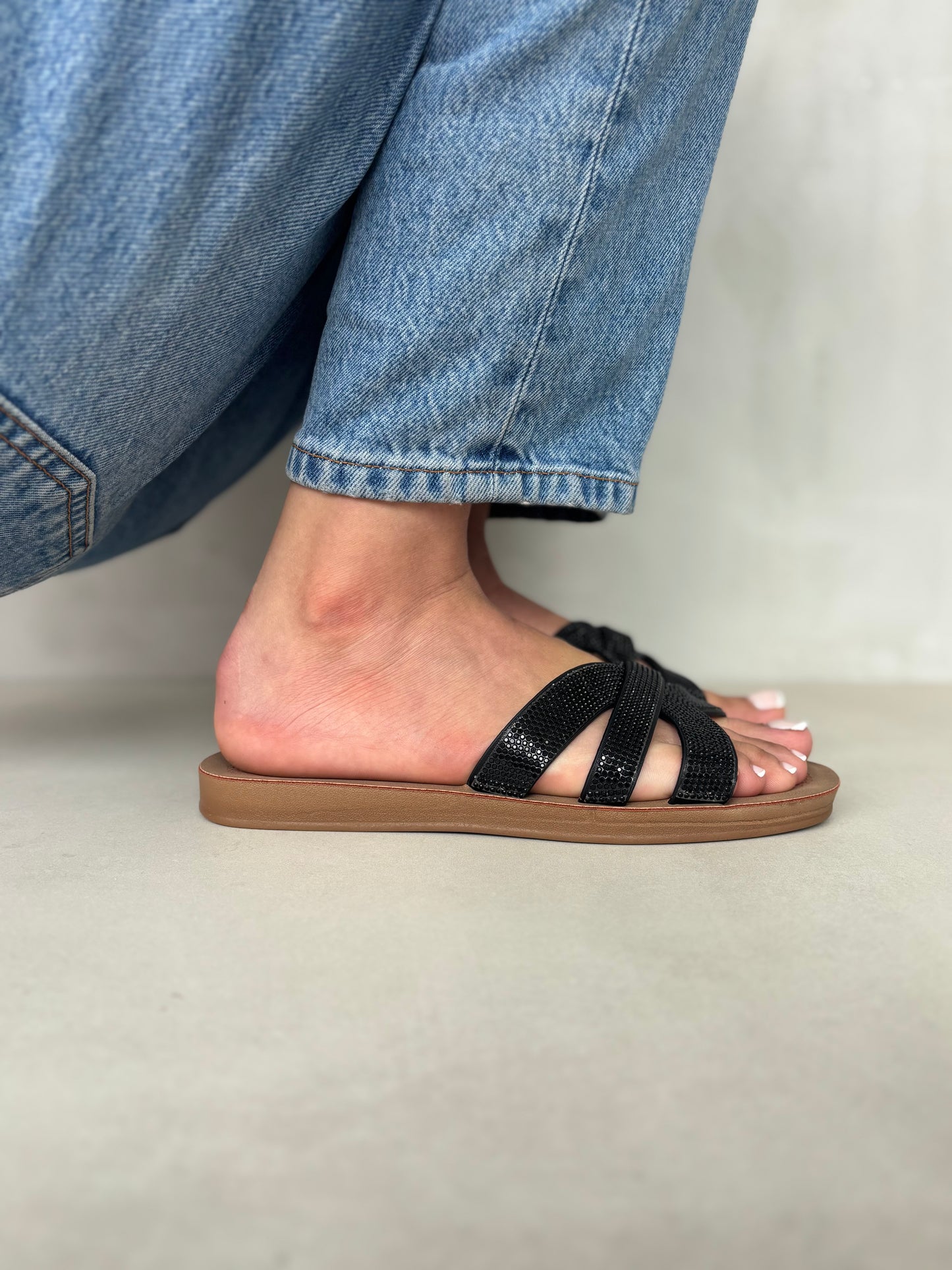 14499 – Sandalias Negras con Brillo Cruzado