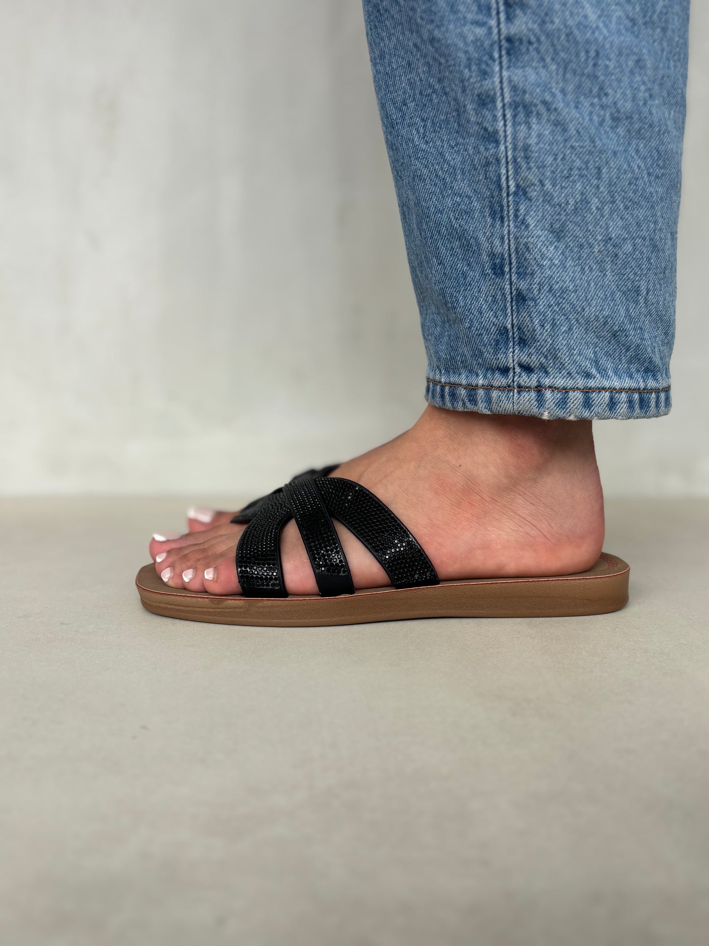 14499 – Sandalias Negras con Brillo Cruzado