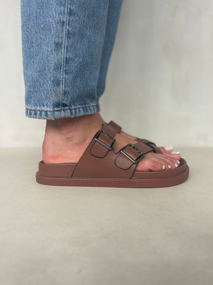 14494 – Sandalias Marrones con Hebillas Metálicas y Suela Ergonómica