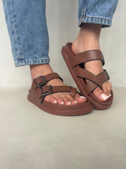 14494 – Sandalias Marrones con Hebillas Metálicas y Suela Ergonómica