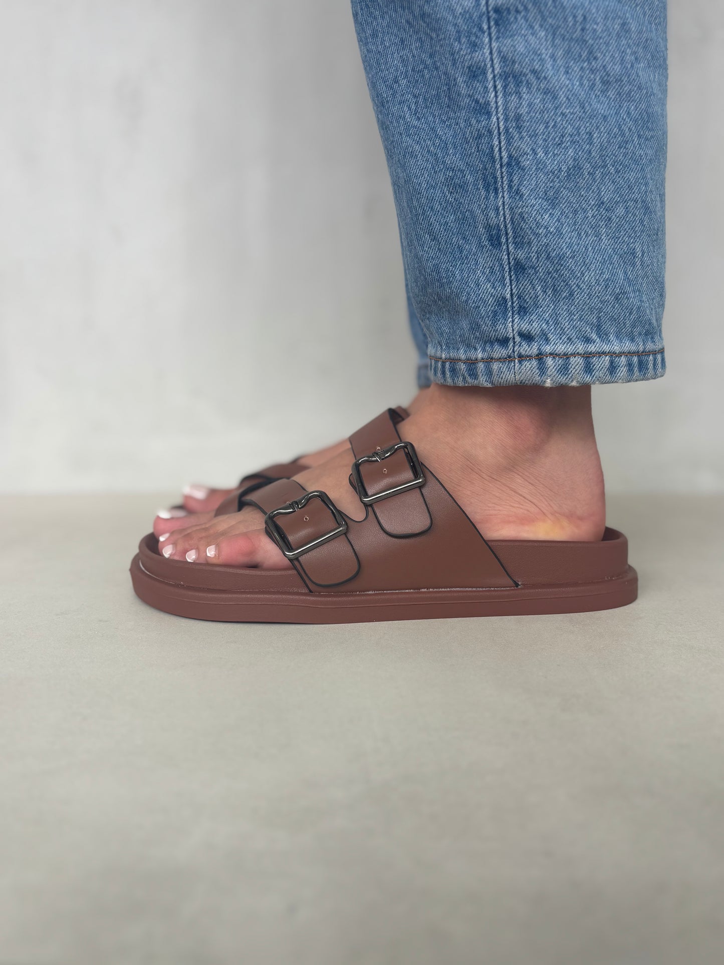 14494 – Sandalias Marrones con Hebillas Metálicas y Suela Ergonómica