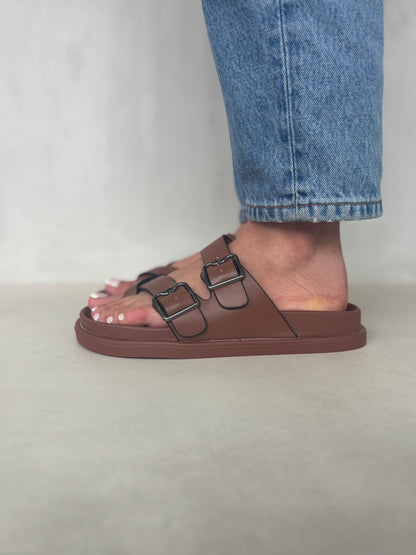 14494 – Sandalias Marrones con Hebillas Metálicas y Suela Ergonómica