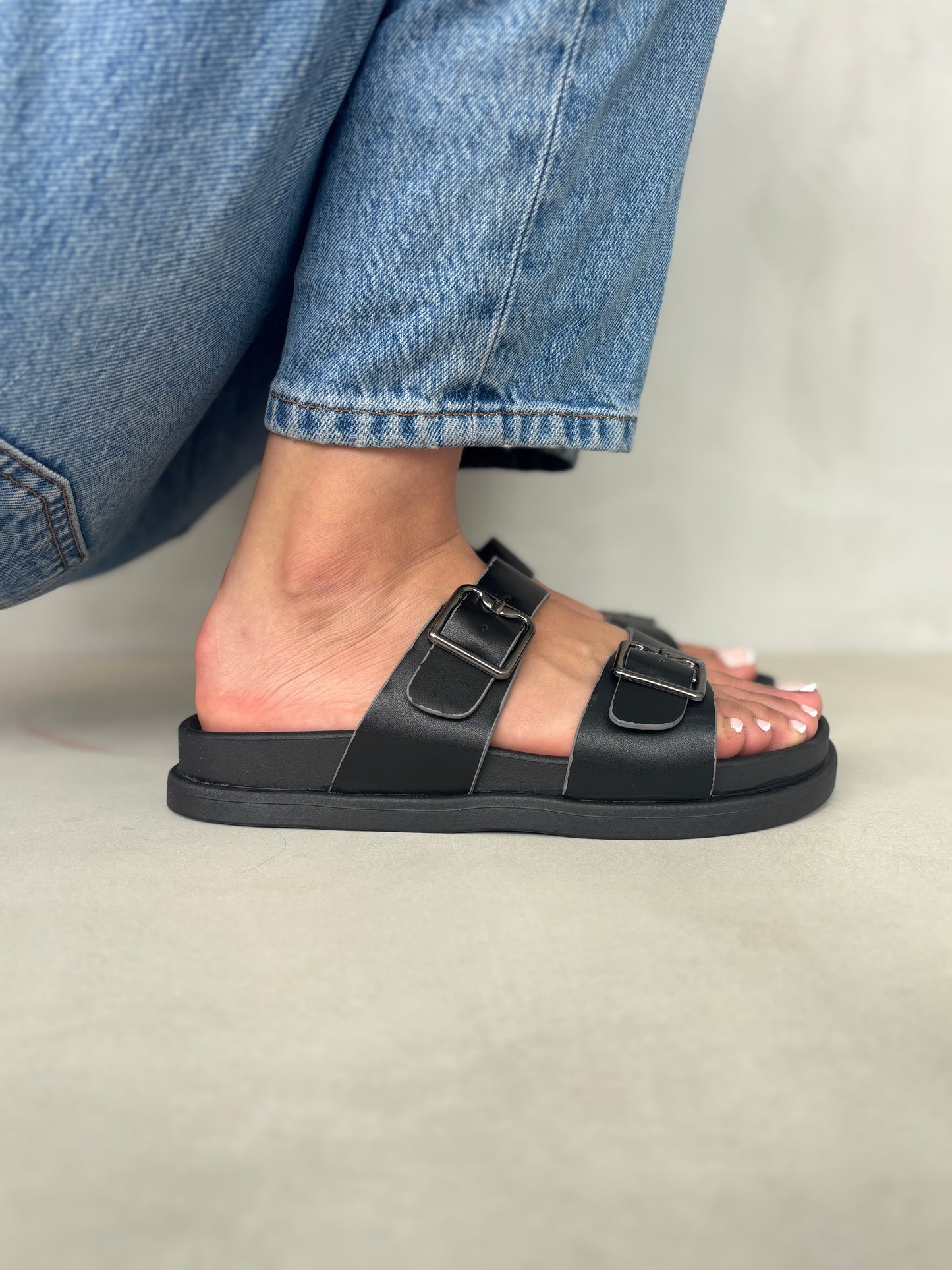 14488 – Sandalias Negras con Hebillas Metálicas