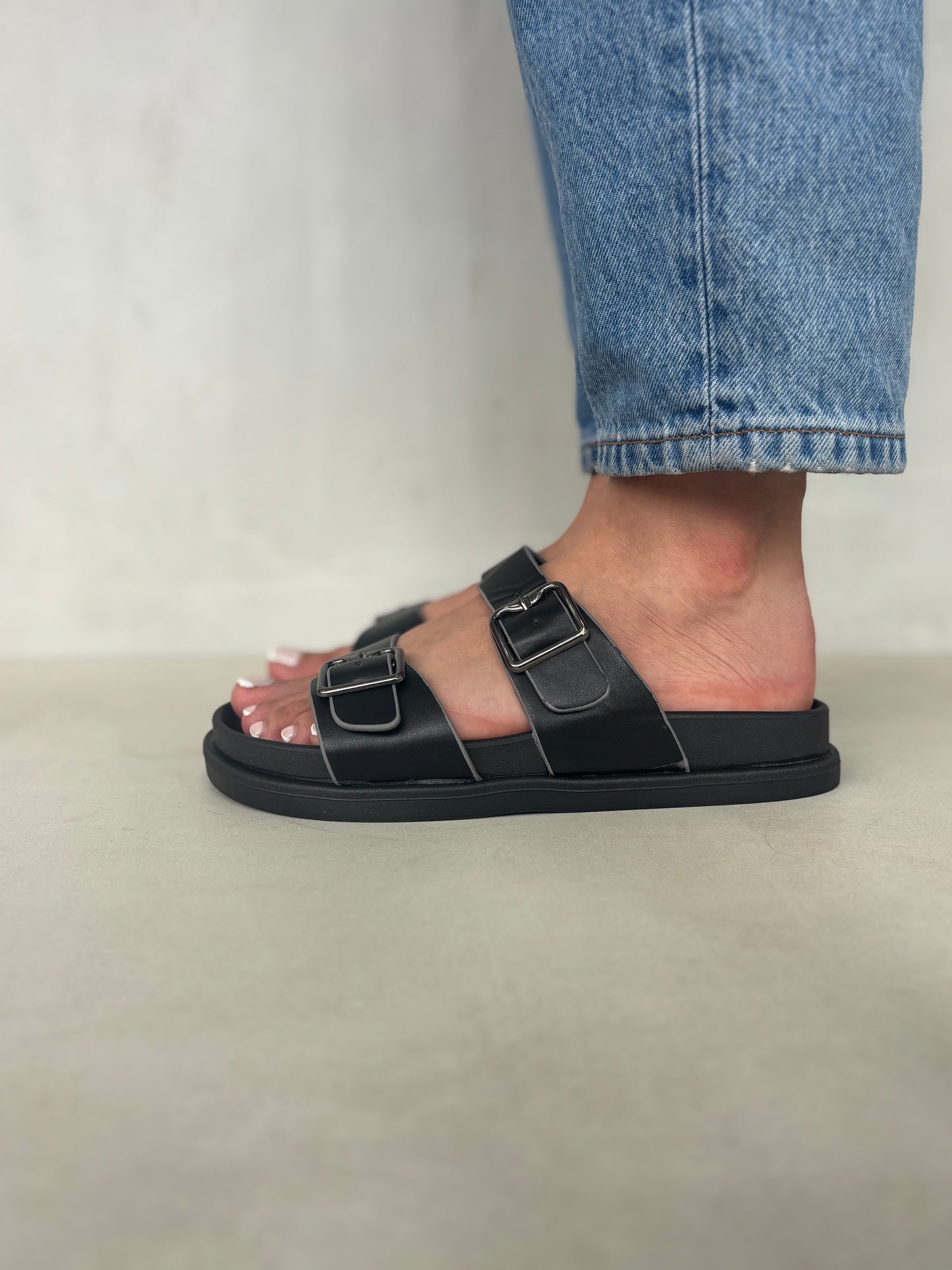 14488 – Sandalias Negras con Hebillas Metálicas