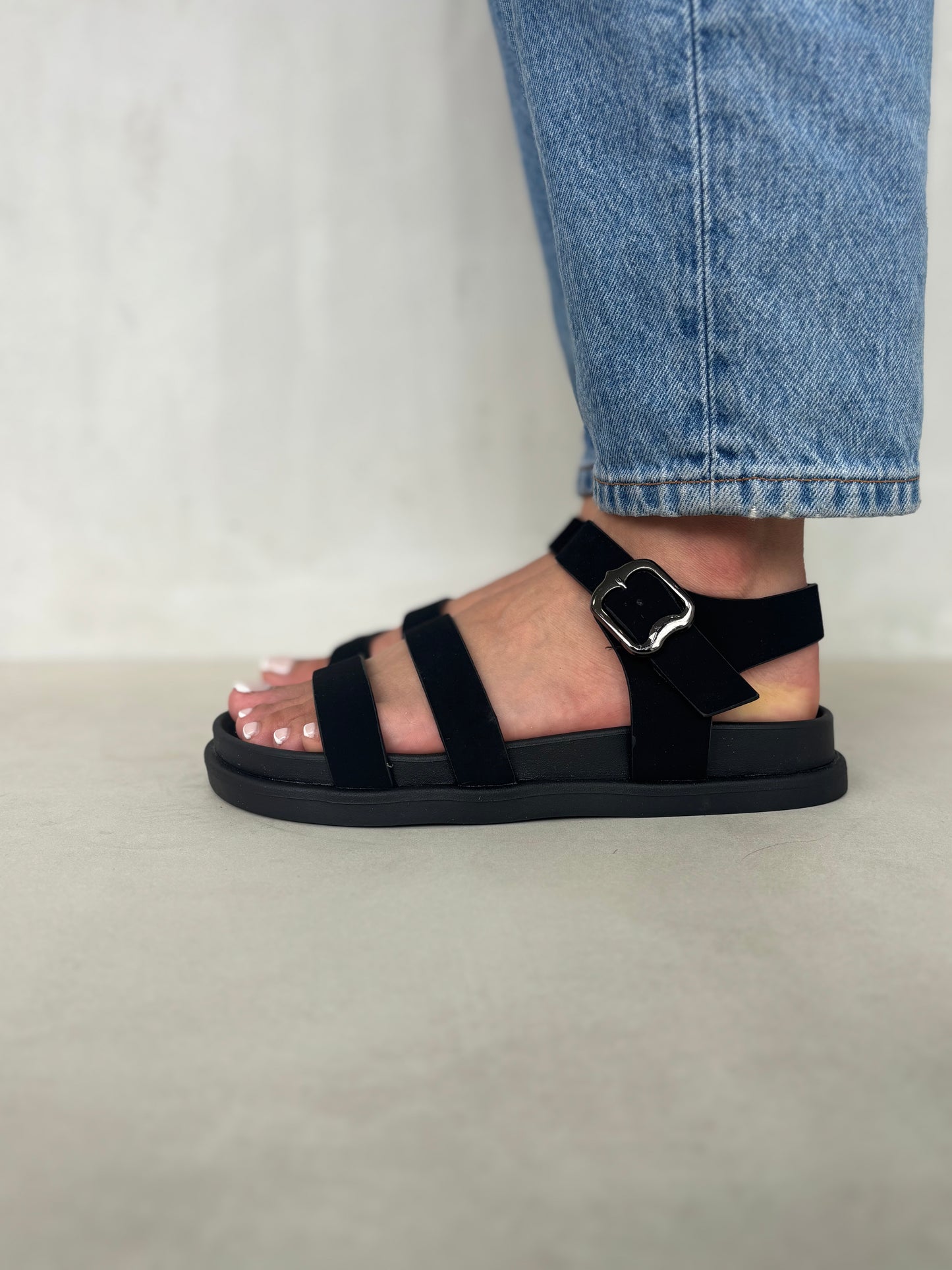 14476 – Sandalias Negras con Hebilla y Diseño de Tiras Cruzadas