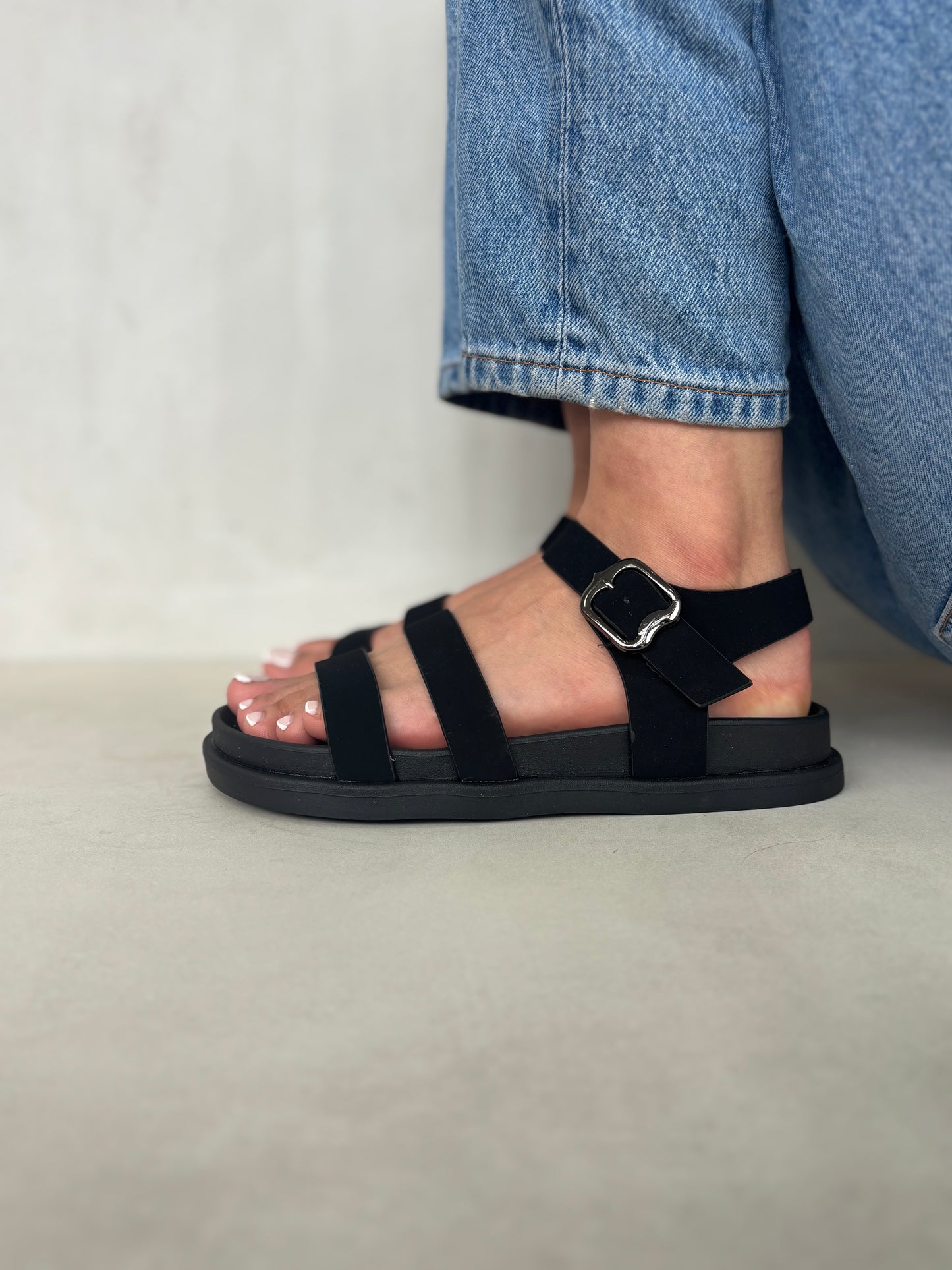 14476 – Sandalias Negras con Hebilla y Diseño de Tiras Cruzadas