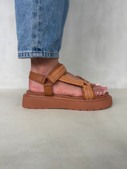 14276 – Sandalias Camel con Plataforma y Cierres Ajustables