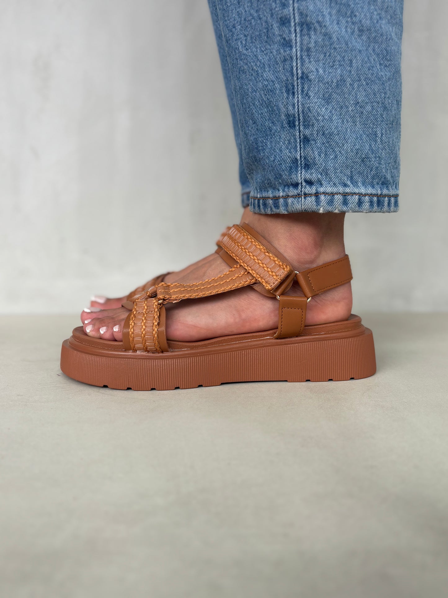 14276 – Sandalias Camel con Plataforma y Cierres Ajustables