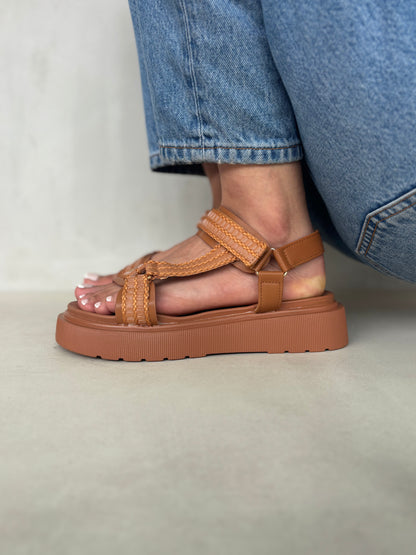 14276 – Sandalias Camel con Plataforma y Cierres Ajustables