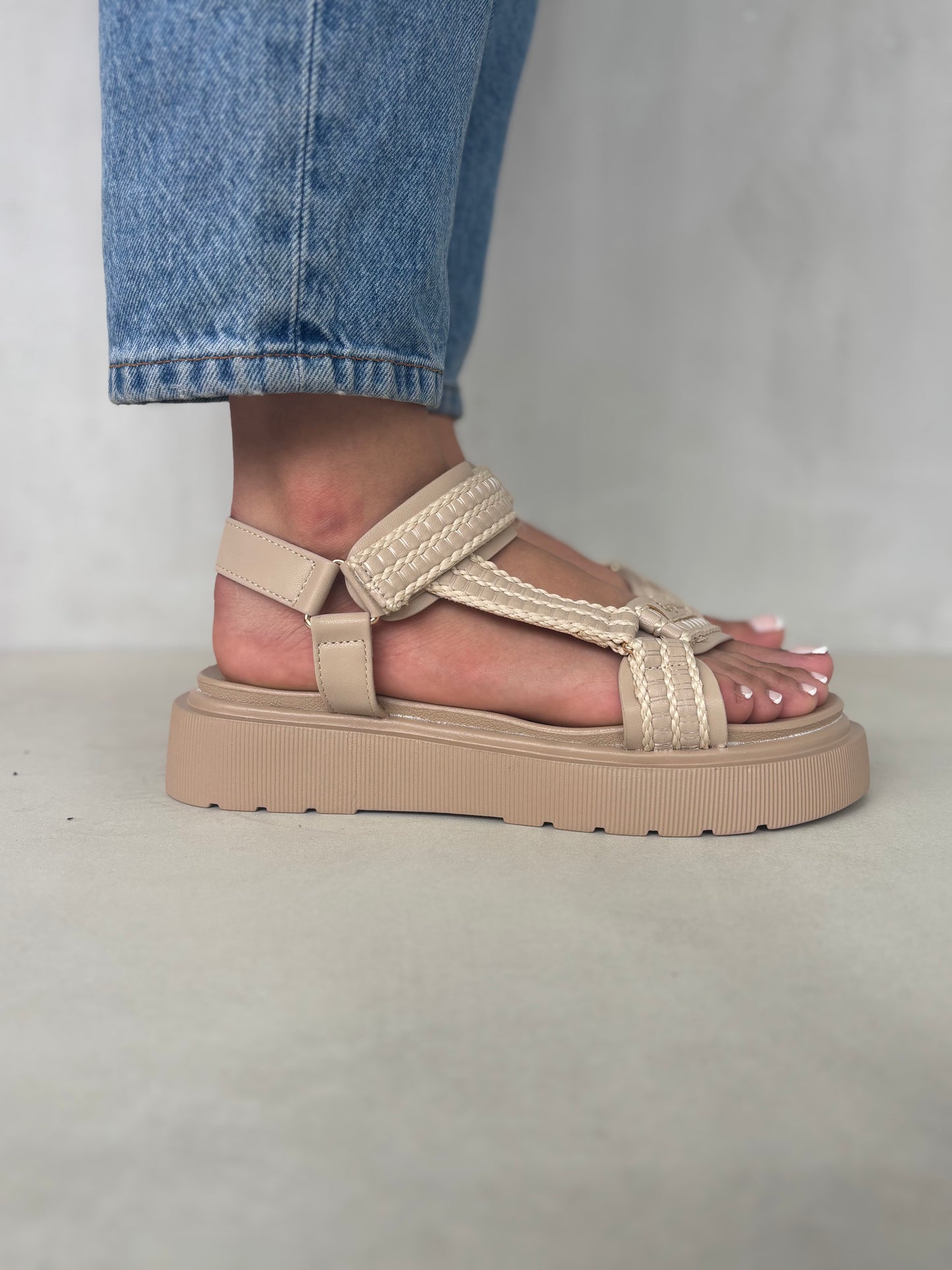 14277 – Sandalias Beige con Plataforma y Cierres Ajustables